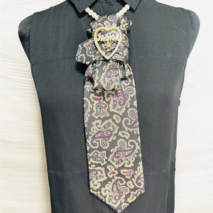 Elegant Paisley Pendant Necktie with Golden Fashion Brooch